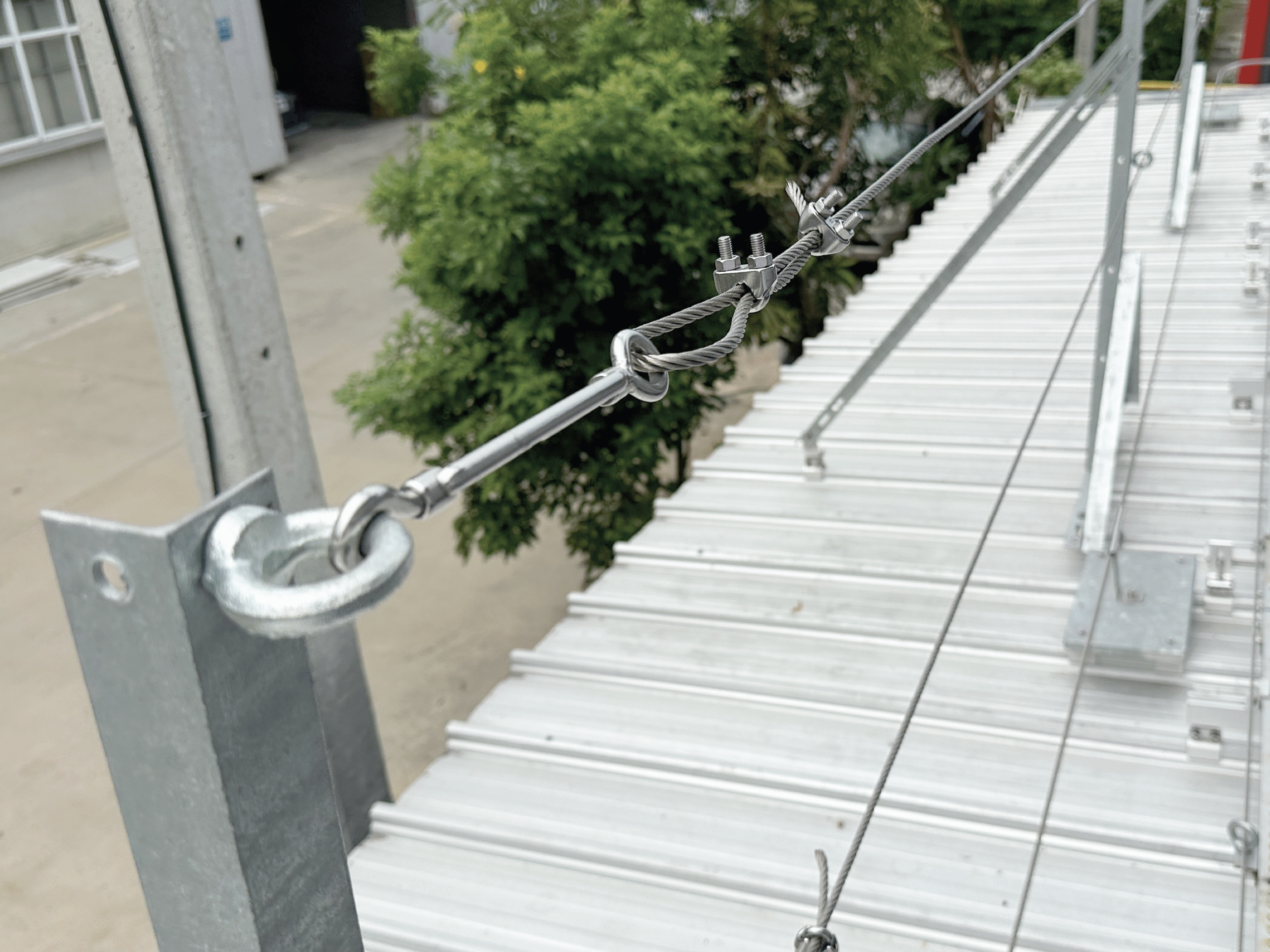 GUARD RAIL – ปลอดภัยทุกก้าวบนหลังคา “โครงสร้างเหล็กชุบ HDG ป้องกันสนิม 15 ปี ปลอดภัยตามมาตรฐานสากล