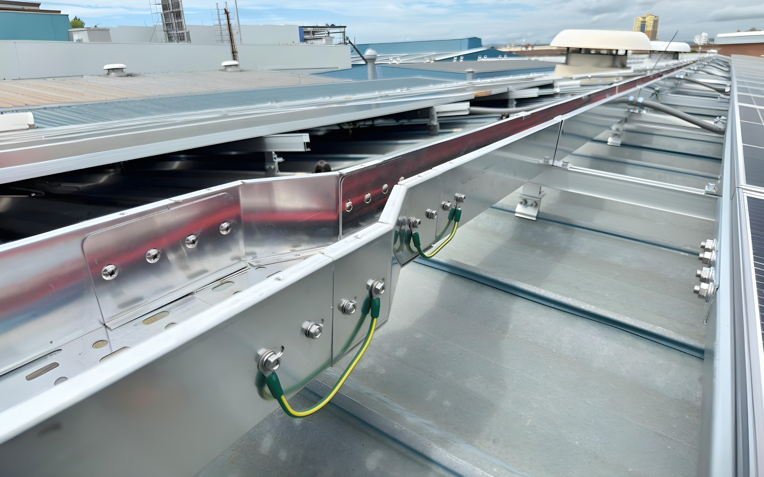 รางเก็บสายไฟแบบฝาปิด ผลิตจากเหล็กชุบกันสนิม Hot-Dip Galvanized (HDG) และแบบพ่นสีฝุ่นคุณภาพสูง เหมาะสำหรับระบบโซลาร์เซลล์และอุตสาหกรรมหนัก ใช้งานภายนอกได้ยาวนาน ส่งตรงจากโรงงาน Jetsteel