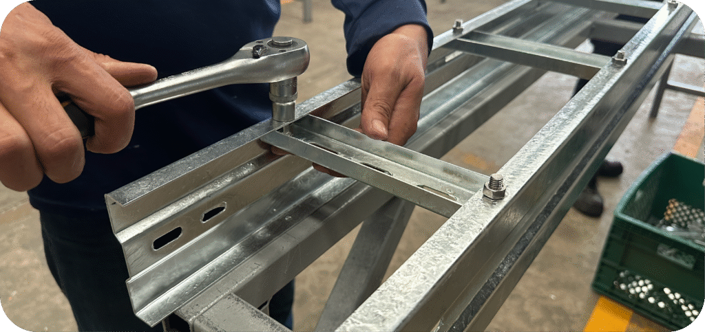ติดตั้งรางไฟ Cable Ladder HDG บนผนังเมทัลชีทโรงงาน