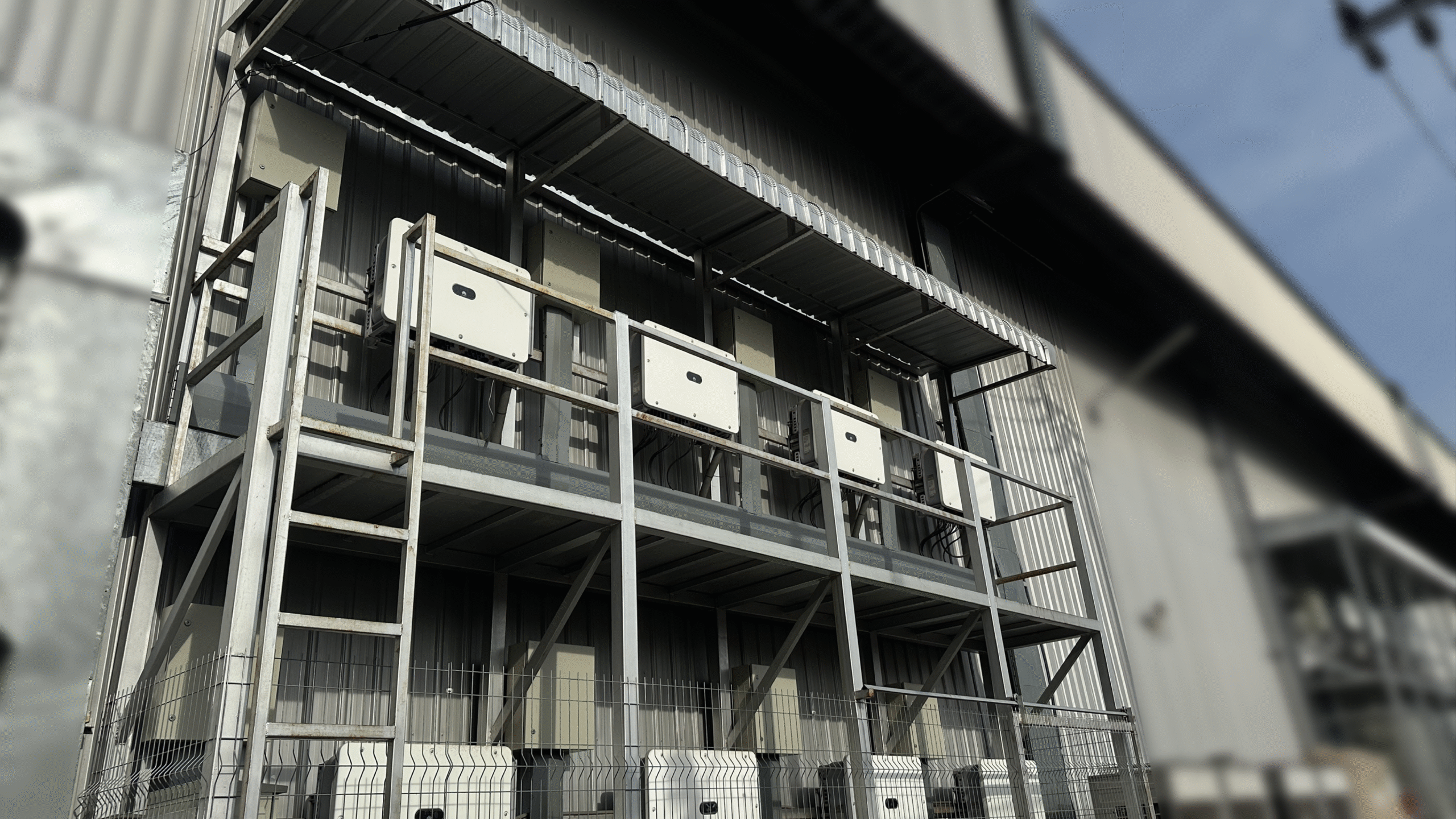 งานประกอบโครงสร้างเหล็กห้อง Inverter ภายในโรงงาน Jetsteel