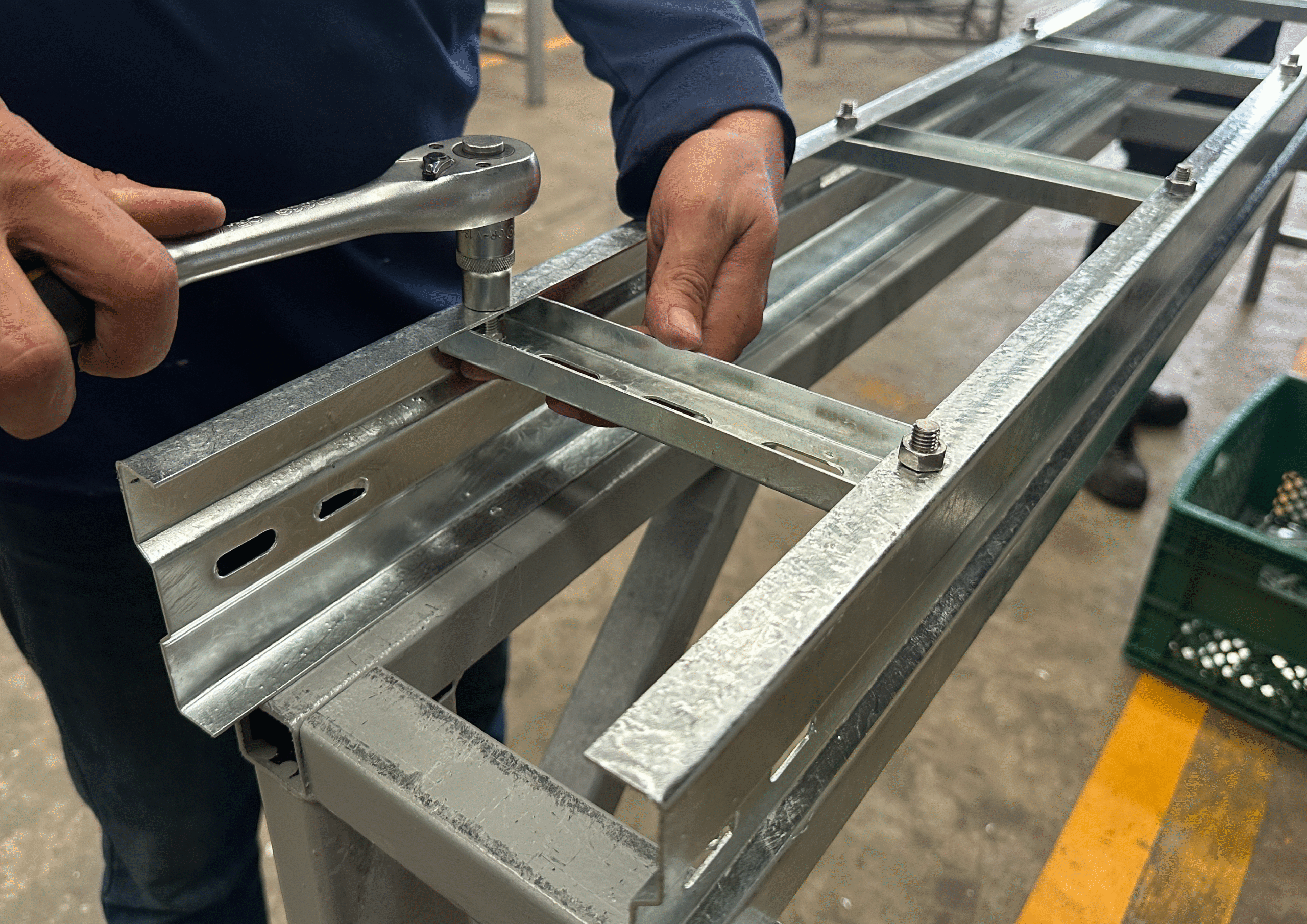 ประกอบรางบันไดเหล็ก Cable Ladder HDG ด้วยเครื่องมือช่าง