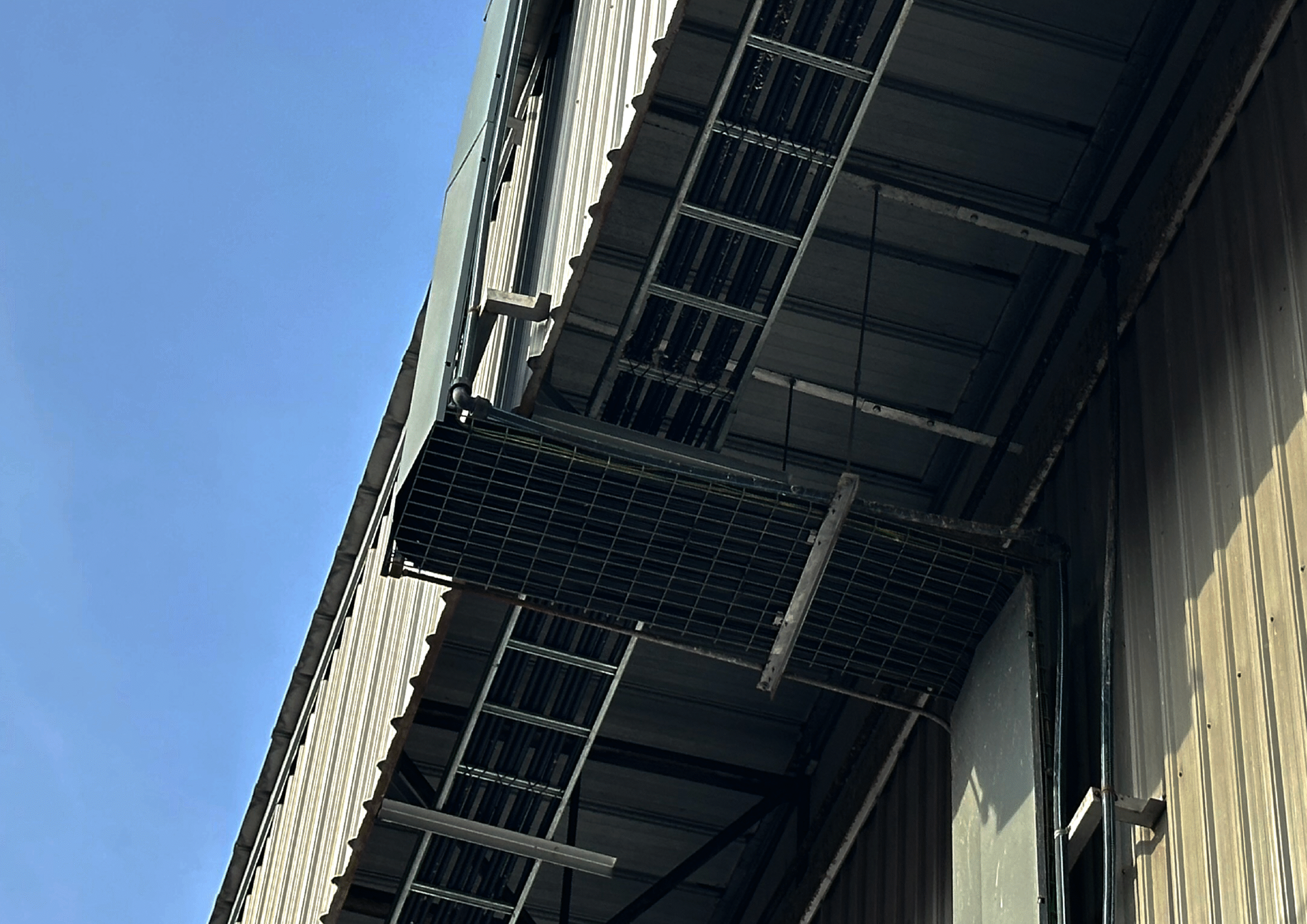 ติดตั้งรางไฟ Cable Ladder HDG บนผนังเมทัลชีทโรงงาน